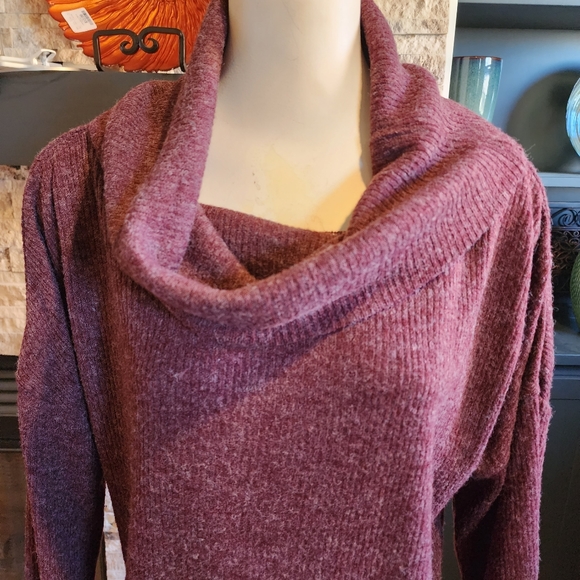 Very J Plum Colored 3/4 Sleeve Cowl Neck Sweater With Two Front Pockets Sz Small - Picture 5 of 6
